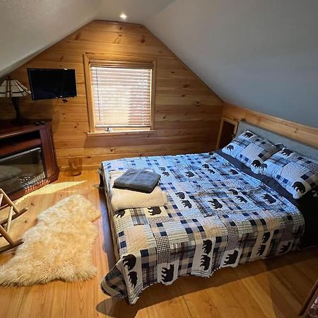 Cubs Den - Hot Tub- Walk To Lake- Fire Pit - Kayaks オークランド エクステリア 写真