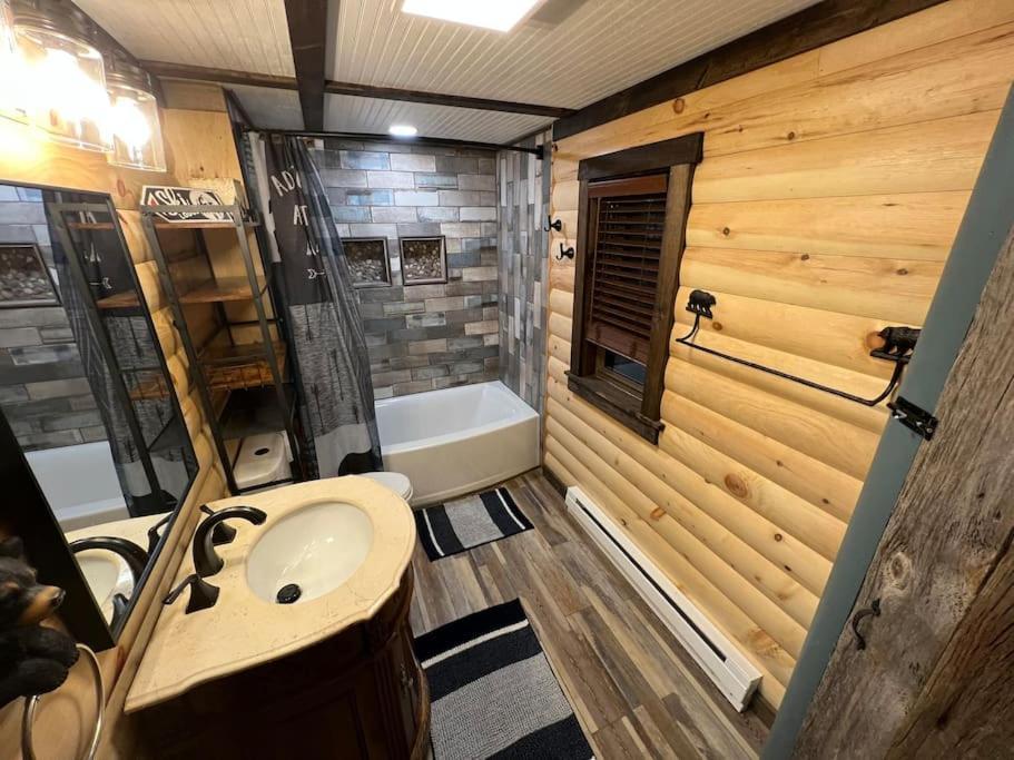 Cubs Den - Hot Tub- Walk To Lake- Fire Pit - Kayaks オークランド エクステリア 写真