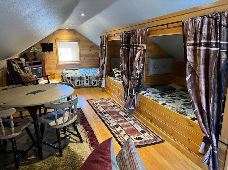 Cubs Den - Hot Tub- Walk To Lake- Fire Pit - Kayaks オークランド エクステリア 写真